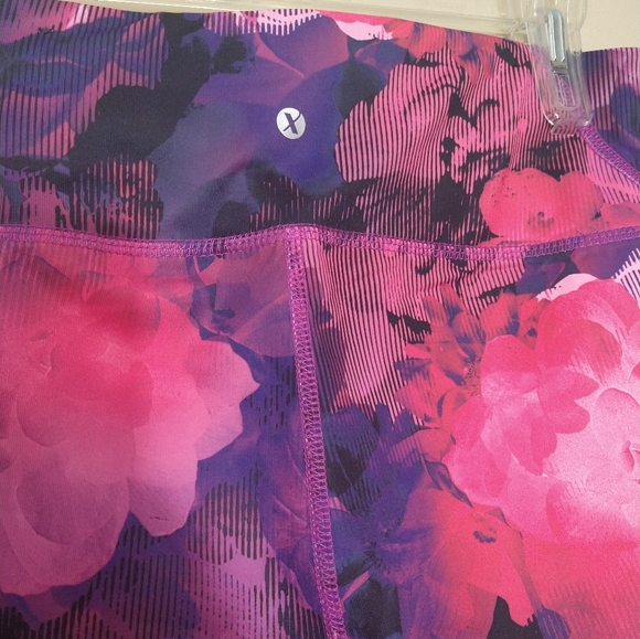 🌹Xersion Fitted Pink, Purple, and Black Floral Yoga 3/4th Length Legging M - Picture 3 of 7